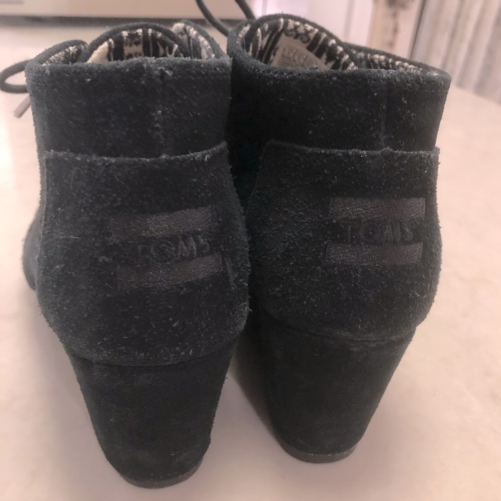 👢TOM’S Women’s 8W Black Suede “Desert Wedge” Boot EUC - Picture 2 of 5